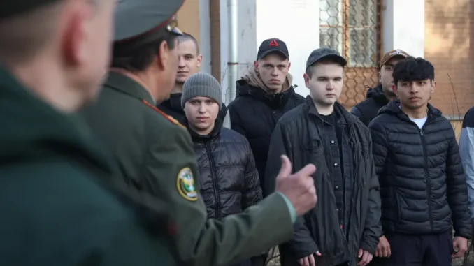 Conscritos russos se alinham durante uma cerimônia antes de sua partida para os quartéis de um centro de recrutamento em Gatchina, na região de Leningrado, Rússia.