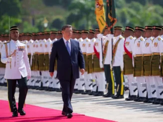 Xi Jinping passa em revista uma guarda de honra em frente ao Palácio Nacional da Malásia durante cerimônia oficial de boas-vindas.