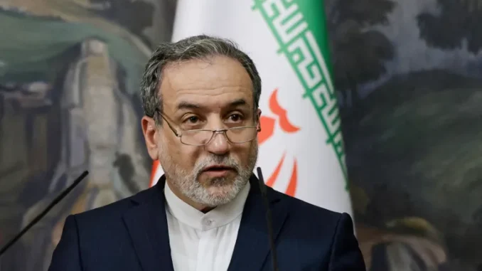 Ministro das Relações Exteriores do Irã, Abbas Araghchi, durante coletiva de imprensa, sinaliza disposição para negociações nucleares com potências europeias.