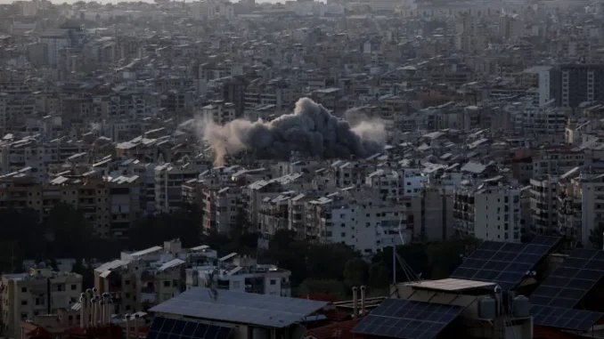 Israel ataca o sul de Beirute após emitir ordem de evacuação forçada.
