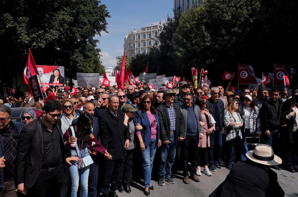 Protestos na Tunísia contra o presidente Kais Saied com manifestantes pedindo liberdade para Abir Moussi em Túnis, abril de 2025