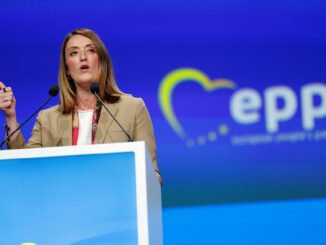 Roberta Metsola discursa durante congresso do Partido Popular Europeu em Valência, Espanha, em 29 de abril de 2025.