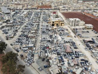 Vista aérea do mercado de carros em Sarmada, Idlib, Síria, em 17 de março de 2025.