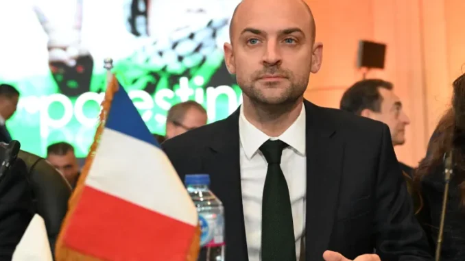 Ministro francês das Relações Exteriores, Jean-Noel Barrot, em coletiva de imprensa, pedindo a Argélia para revogar a expulsão de diplomatas.