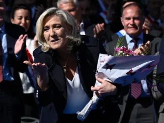 Marine Le Pen após discurso durante comício em Paris. Foto: Julien De Rosa/AFP Fonte: Al Jazeera