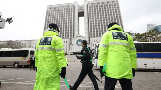 Policiais de guarda na entrada do Tribunal Distrital Central de Seul aguardando a chegada do ex-presidente da Coreia do Sul, Yoon Suk-yeol.