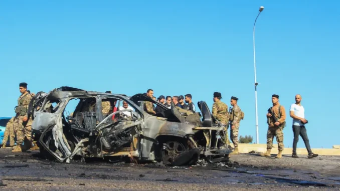 Soldados libaneses inspecionam o local próximo a um veículo destruído pelo fogo, supostamente atingido por um ataque israelense em Ghaziyeh, perto de Sidon.