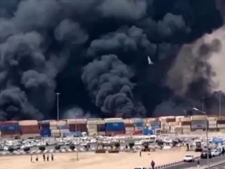 Fumaça negra densa após explosão no porto Shahid Rajaei, em Bandar Abbas, Irã.