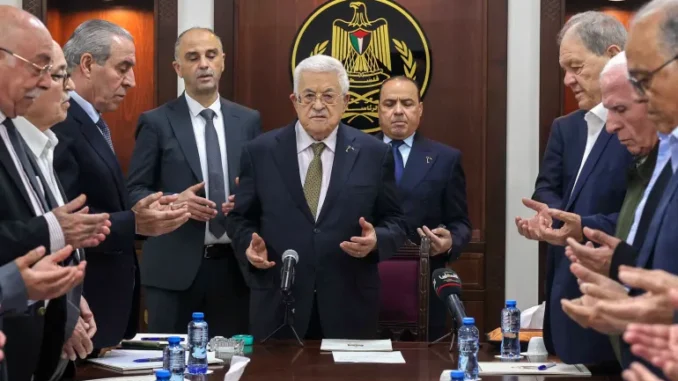 Presidente da Autoridade Palestina, Mahmoud Abbas, lidera orações durante reunião do Comitê Executivo da Organização para a Libertação da Palestina (OLP) em Ramallah, 26 de abril de 2025.