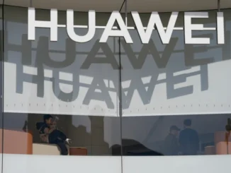 Uma criança repousa na loja principal da gigante chinesa de equipamentos de telecomunicações Huawei na rua comercial Wangfujing, em Pequim, China, em 6 de março de 2025.