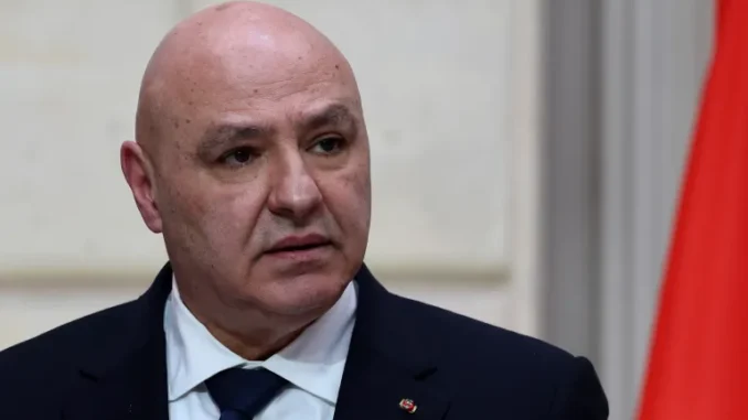 Presidente libanês Joseph Aoun em coletiva de imprensa, destacando a necessidade de cautela no desarmamento do Hezbollah.