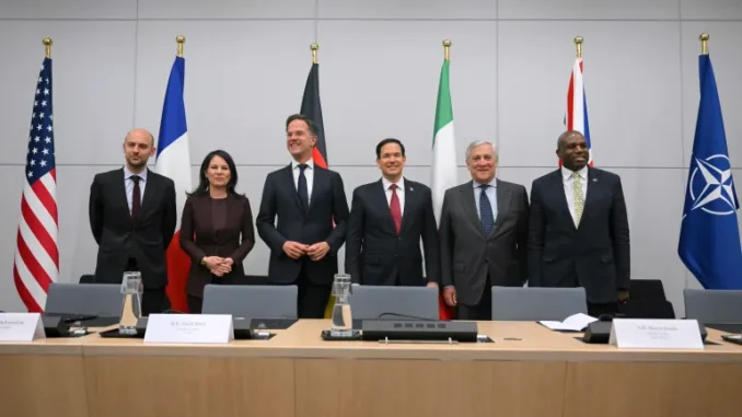 Da esquerda para a direita: o ministro das Relações Exteriores da França, Jean-Noël Barrot; a ministra das Relações Exteriores da Alemanha, Annalena Baerbock; o secretário-geral da OTAN, Mark Rutte; o secretário de Estado dos EUA, Marco Rubio; o ministro das Relações Exteriores da Itália, Antonio Tajani; e o secretário de Relações Exteriores do Reino Unido, David Lammy, durante encontro na sede da OTAN em Bruxelas, Bélgica. Foto: Nicolas Tucat/AP Fonte: AL Jazeera