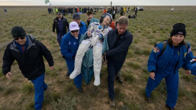 Astronauta da NASA Donald Pettit sendo levado para tenda médica após pouso da Soyuz MS-26 com cosmonautas russos Alexey Ovchinin e Ivan Vagner em Dzhezkazgan, Cazaquistão, 20 de abril de 2025.
