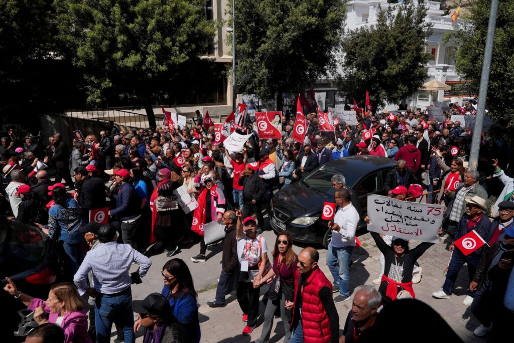 Apoiadores do Partido Livre Constitucional protestam em Túnis contra o presidente Kais Saied e pedem liberdade para Abir Moussi, 9 de abril de 2025