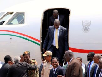 O ex-vice-presidente do Sudão do Sul e ex-líder rebelde Riek Machar desce de um avião ao chegar a Juba para se reunir com o presidente Salva Kiir, no aeroporto internacional de Juba, Sudão do Sul, em 9 de setembro de 2019. Foto: REUTERS/Samir Bol/Arquivo