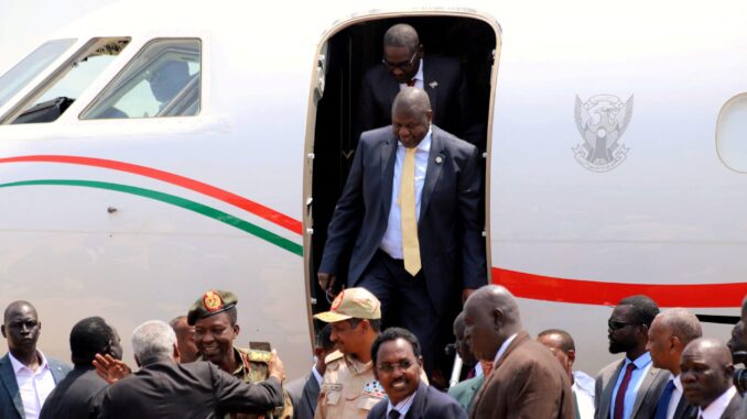 O ex-vice-presidente do Sudão do Sul e ex-líder rebelde Riek Machar desce de um avião ao chegar a Juba para se reunir com o presidente Salva Kiir, no aeroporto internacional de Juba, Sudão do Sul, em 9 de setembro de 2019. Foto: REUTERS/Samir Bol/Arquivo
