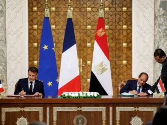 O presidente egípcio, Abdel Fattah al-Sisi, e o presidente francês, Emmanuel Macron, assinam acordos bilaterais durante reunião no Palácio Presidencial no Cairo, Egito, em 7 de abril de 2025. Foto: Ludovic Marin/Pool via REUTERS
