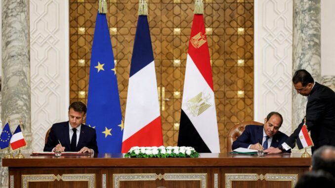 O presidente egípcio, Abdel Fattah al-Sisi, e o presidente francês, Emmanuel Macron, assinam acordos bilaterais durante reunião no Palácio Presidencial no Cairo, Egito, em 7 de abril de 2025. Foto: Ludovic Marin/Pool via REUTERS