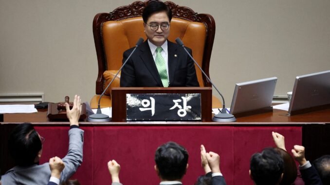 Parlamentares do Partido do Povo no poder na Coreia do Sul protestam contra o presidente da Assembleia Nacional, Woo Won-shik, durante a votação de impeachment do presidente interino e primeiro-ministro Han Duck-soo, em sessão plenária na Assembleia Nacional em Seul, Coreia do Sul, em 27 de dezembro de 2024. Foto: REUTERS/Kim Hong-Ji/Arquivo