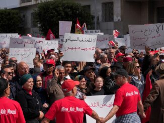 Manifestantes do Partido Livre Constitucional protestam contra o presidente Kais Saied em Túnis e pedem liberdade para Abir Moussi, 9 de abril de 2025