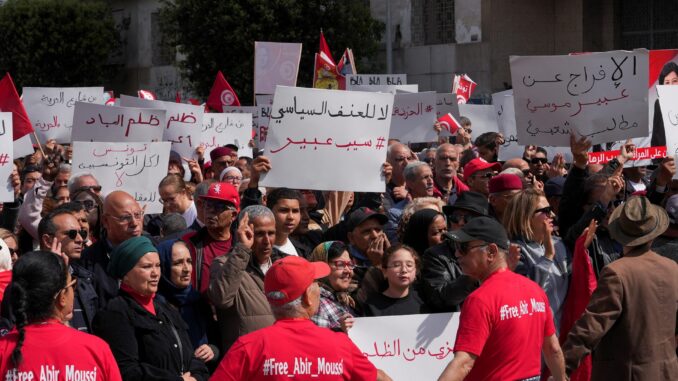 Manifestantes do Partido Livre Constitucional protestam contra o presidente Kais Saied em Túnis e pedem liberdade para Abir Moussi, 9 de abril de 2025