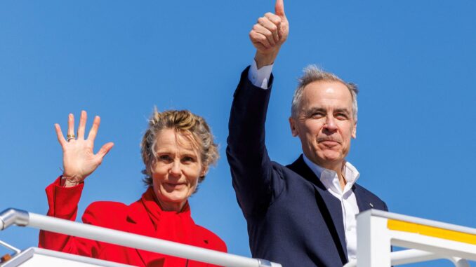 Mark Carney, primeiro-ministro do Canadá, e sua esposa, Diana Fox Carney, acenam ao público durante sua campanha eleitoral no Aeroporto Internacional de Halifax Stanfield, Nova Escócia, 21 de abril de 2025.