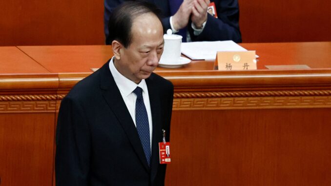 O Vice-Presidente da Conferência Consultiva Política do Povo Chinês (CCPPC), Shi Taifeng, chega para a segunda sessão plenária da CCPPC no Grande Palácio do Povo em Pequim, China, em 7 de março de 2025. REUTERS/Tingshu Wang/Arquivo