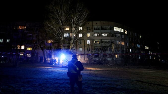 Vista de uma área residencial após um ataque de míssil russo em Kryvyi Rih, Ucrânia, em 4 de abril de 2025. Foto: REUTERS/Violeta Santos Moura