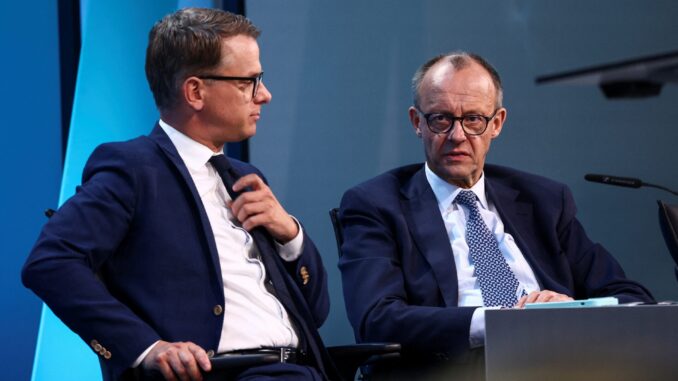 Friedrich Merz e Carsten Linnemann na conferência da CDU para assinatura do acordo de coalizão em Berlim, abril de 2025.