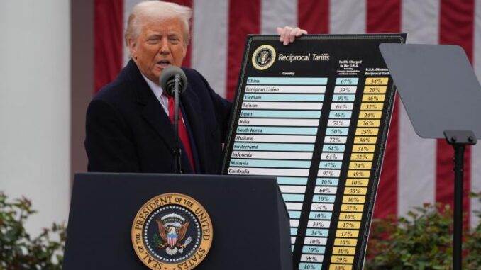 Trump anunciou as chamadas "tarifas recíprocas" em 2 de abril na Casa Branca. DEMÉTRIO FREEMAN/huffingtonpost