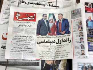 Uma cópia do jornal diário iraniano Etemad, intitulado "Primeira Rodada de Diplomacia", com uma fotografia do Ministro das Relações Exteriores iraniano Abbas Araghchi e do Enviado Especial dos EUA para o Oriente Médio Steve Witkoff, em uma banca de jornal em Teerã, Irã, 12 de abril de 2025. EFE