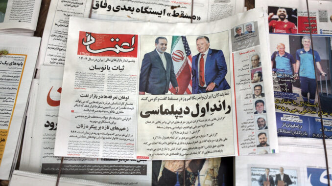 Uma cópia do jornal diário iraniano Etemad, intitulado "Primeira Rodada de Diplomacia", com uma fotografia do Ministro das Relações Exteriores iraniano Abbas Araghchi e do Enviado Especial dos EUA para o Oriente Médio Steve Witkoff, em uma banca de jornal em Teerã, Irã, 12 de abril de 2025. EFE