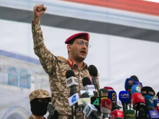 Yahya Saree, porta‑voz militar do grupo Houthi, faz um discurso em solidariedade aos palestinos e à Faixa de Gaza, condenando Israel e os EUA, em Sanaa, em 2 de maio de 2025.