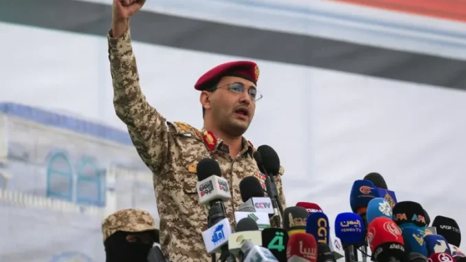 Yahya Saree, porta‑voz militar do grupo Houthi, faz um discurso em solidariedade aos palestinos e à Faixa de Gaza, condenando Israel e os EUA, em Sanaa, em 2 de maio de 2025.