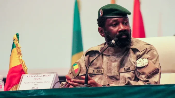 Assimi Goita, líder militar do Mali, durante evento oficial após tomar o poder.