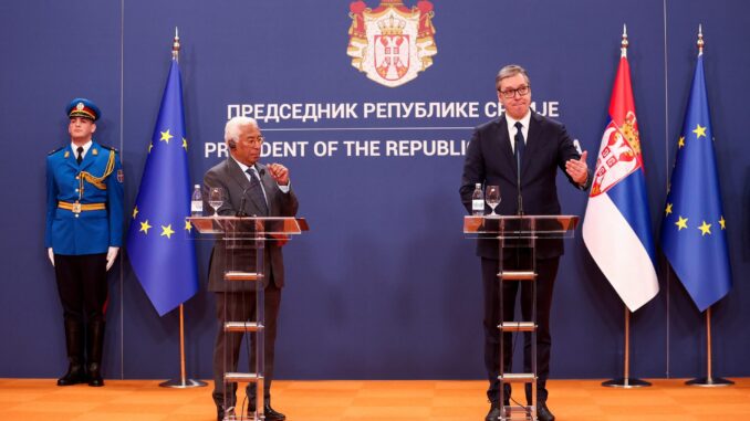 Antonio Costa e Aleksandar Vučić durante a coletiva de imprensa em Belgrado, Sérvia, 13 de maio de 2025.