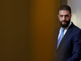 Presidente sírio Ahmed al-Sharaa durante coletiva de imprensa com Emmanuel Macron no Palácio do Eliseu, em Paris.