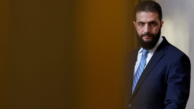 Presidente sírio Ahmed al-Sharaa durante coletiva de imprensa com Emmanuel Macron no Palácio do Eliseu, em Paris.