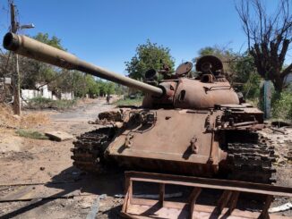 Tanque destruído em bairro residencial de Cartum, Sudão, março de 2025.
