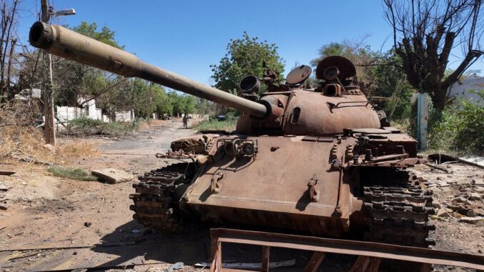 Tanque destruído em bairro residencial de Cartum, Sudão, março de 2025.