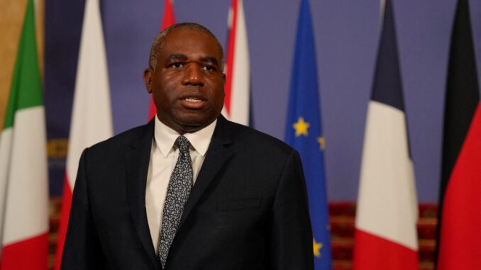 David Lammy fala à imprensa durante conferência sobre a Ucrânia e segurança europeia em Londres, 12 de maio de 2025.