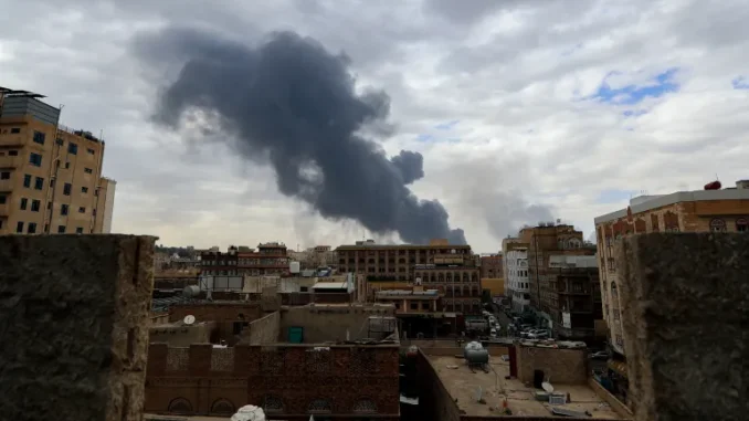 Destroços e fumaça após ataque aéreo israelense em Sanaa, Iêmen