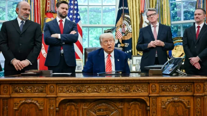 Presidente Donald Trump anuncia novo acordo comercial com o Reino Unido durante coletiva de imprensa.