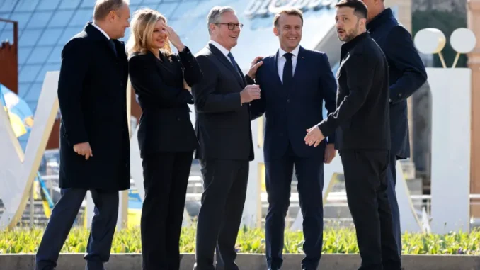 Líderes europeus e autoridades ucranianas visitam a Praça da Independência em Kiev durante encontro sobre cessar-fogo com a Rússia, em 10 de maio de 2025.