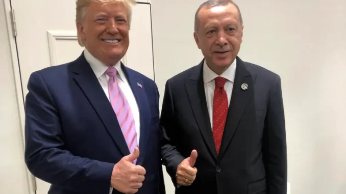 Presidente turco Recep Tayyip Erdogan e presidente dos EUA Donald Trump durante encontro na cúpula do G20 em Osaka, Japão, em 2019.