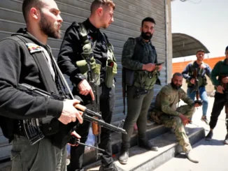 Combatentes drusos em um posto de controle em Jaramana, Damasco, após confrontos com forças pró-governo.