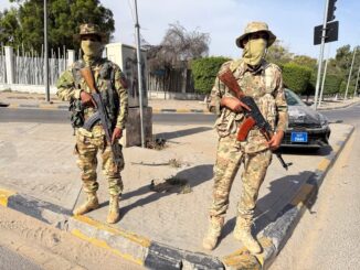 Membros da Brigada 444 guardam área de Abu Salim em Trípoli, Líbia, 13 de maio de 2025.