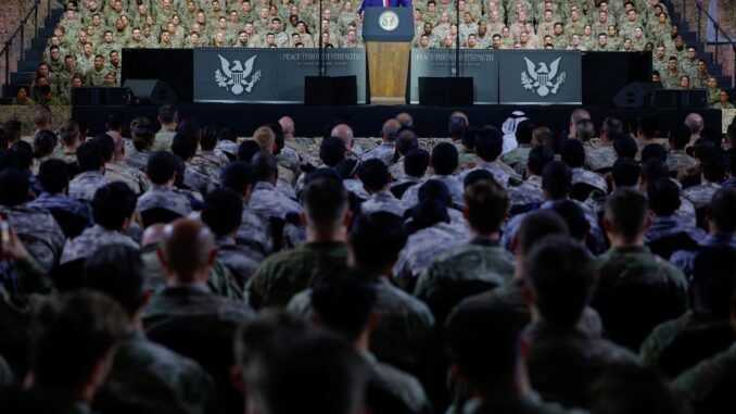 Presidente dos EUA Donald Trump discursando para tropas americanas na Base Aérea Al Udeid, Doha, Catar, 15 de maio de 2025.