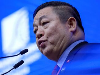 Secretário-Geral da ASEAN, Dr. Kao Kim Hourn, fala durante reunião ministerial em Kuala Lumpur, Malásia, 9 de abril de 2025.