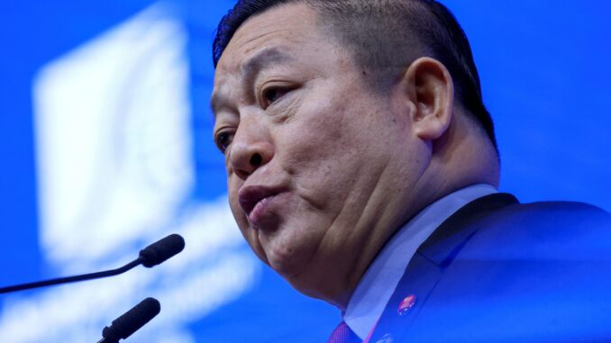 Secretário-Geral da ASEAN, Dr. Kao Kim Hourn, fala durante reunião ministerial em Kuala Lumpur, Malásia, 9 de abril de 2025.